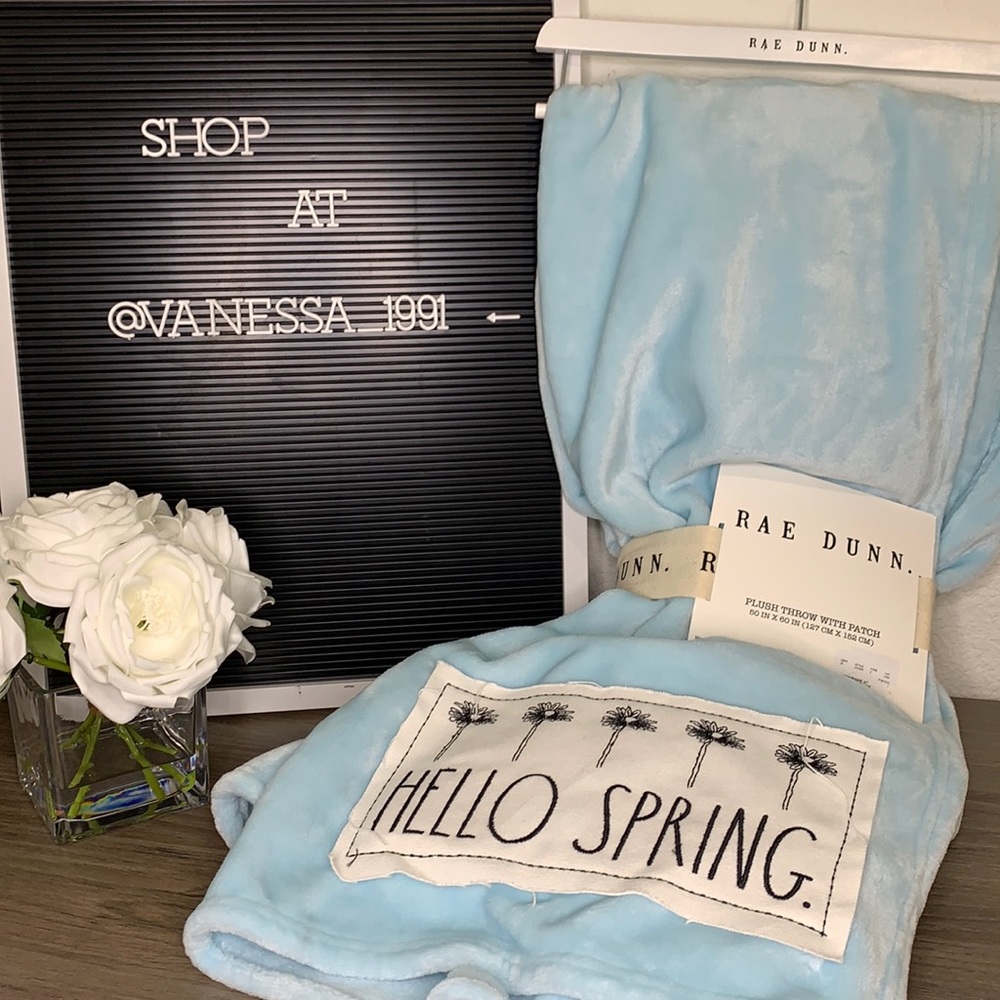 🌸RAE DUNN - PLUSH THROW WITH PATCH “Hello Spring”